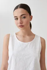 Musculosa de calce holgado en color durazno, con estampado paisley en relieve (puff print) en tonos rojizos. Presenta cuello redondo y diseño sin mangas.
