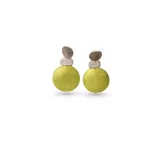 Aros colgantes de diseño contemporáneo, confeccionados con círculos superpuestos de cuero en color verde lima y piezas superiores texturizadas en tonos grises, con pasante de plata.