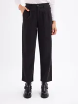 Pantalón de vestir negro, de corte recto y tiro alto, con trabillas para cinto y bolsillos laterales.