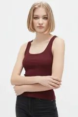 Musculosa de algodón color bordó, de corte ajustado al cuerpo, con tirantes anchos y escote redondo.