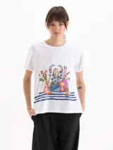 Remera de algodón pima blanco, de corte regular y escote redondo, con un diseño gráfico frontal que incluye una figura estilo Buda rodeada de flores y jarrones sobre rayas marineras.