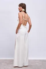 Pantalón palazzo blanco de tiro alto con bolsillos laterales.