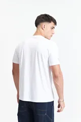 Remera básica de algodón color gris claro, con cuello redondo y logo estampado en el pecho en tonos verdes.