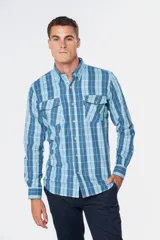 Camisa de franela a cuadros azul y blanco, de manga larga, con dos bolsillos frontales con solapa abotonada.