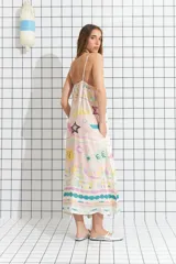 Vestido midi negro de modal satin, con tirantes finos y estampado multicolor de temática marina (peces, estrellas, casas).