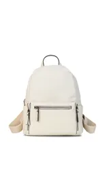 Mochila negra combinada con nobuck, bolsillo amplio adelante con broche y cierre, bolsillos en los costados, asas regulables y bolsillos internos.