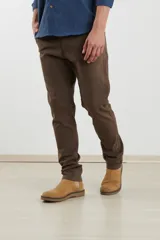 Pantalón chino de hombre color verde oscuro, corte slim, confeccionado en algodón con elastano, con triple pespunte en las costuras y botones al tono.