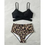 Conjunto de bikini de dos piezas de la marca Uniteduy, compuesto por un crop top amarillo liso con diseño cruzado y tirantes finos, y una bombacha de tiro alto con estampado floral y de hojas en tonos amarillos, verdes y blancos.