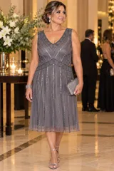 Vestido midi de tul gris, sin mangas, con escote en V y bordado artesanal de canutillos y lentejuelas en patrón geométrico.