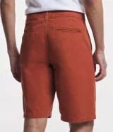 Bermuda de sarga color blanco, de corte recto y diseño básico con bolsillos laterales y traseros.