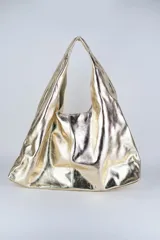 Cartera tipo hobo de cuero color dorado metalizado, con diseño flexible de silueta triangular y asa integrada.
