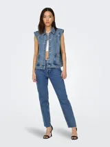 Chaleco largo de denim azul con cuello camisero, cierre frontal de botones metálicos, bolsillos frontales aplicados y costuras pespunteadas visibles.