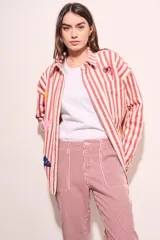 Sobrecamisa de algodón a rayas verticales rojas y blancas con bordados de un ojo egipcio, un sol, una palmera, un camello y una esfinge.