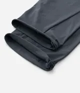 Pantalón deportivo de corte recto confeccionado en tejido técnico de poliamida y elastano. Presenta cintura elástica con cordón ajustable, bolsillos laterales con cierre y reguladores en el ruedo. Incluye logo termocolante en una de las piernas.