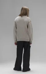 Sweater de punto con diseño de rayas verticales en tonos beige y marrón, cuello redondo y corte oversize.