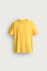 Camiseta regular fit color amarillo, con efecto lavado, cuello redondo y manga corta.