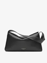 Bolso de hombro negro de cuero liso, con asa corta y logo grabado en dorado.