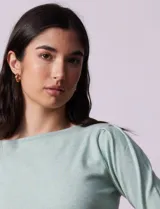 Buzo tejido en hilado fino color blanco, marca Vila Milano. Manga ¾ con pliegue en hombro.