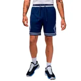 Short deportivo Jordan de corte estándar, color azul con detalles de franjas blancas en los laterales y en el ruedo. Cuenta con cintura elástica con cordón de ajuste y bolsillos laterales.