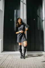 Vestido corto negro de corte recto y mangas 3/4.