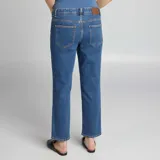 Jean de corte recto color azul, con cintura alta y banda elástica para mayor comodidad durante el embarazo.