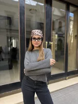 Remera gris de manga larga con escote redondo, confeccionada en tejido elastizado de ajuste al cuerpo.