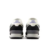 Championes urbanos New Balance modelo 574, color negro con detalles en blanco y gris. Confeccionados en cuero y malla, cuentan con el logo N característico en los laterales y entresuela con tecnología ENCAP para mayor amortiguación y soporte.