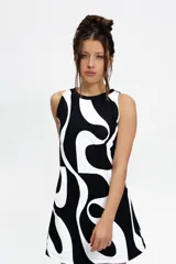 Vestido halter con estampado geométrico en blanco y negro, de calce relajado y caída fluida.
