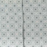 Pañuelo cuadrado de seda sintética color rosa pálido con estampado geométrico en tonos gris y beige.