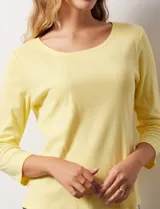 Remera de algodón negra, de corte clásico, con mangas tres cuartos y cuello redondo.