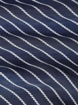 Falda midi azul marino con rayas verticales blancas, cintura elástica con cordón y dobladillo asimétrico.