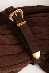 Cinturón de gamuza color marrón oscuro con hebilla y herrajes metálicos en tono dorado mate.