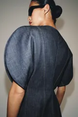 Vestido corto de denim con escote en pico, mangas cortas abullonadas con aberturas y costuras con pespuntes a contraste. Cierre posterior con cremallera.