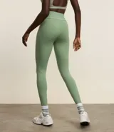 Legging deportiva de tiro alto confeccionada en microfibra elástica, con diseño ajustado al cuerpo y bolsillo interno en la cintura.