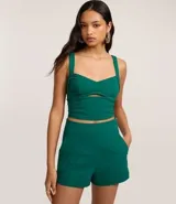 Short lila de tejido bengaline, con bolsillos delanteros y cremallera lateral.