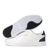 Championes urbanos Puma modelo Shuffle, color negro con detalles en blanco. Presentan una silueta de corte bajo, confeccionados en cuero sintético con perforaciones en la puntera y plantilla SoftFoam+ para mayor amortiguación.