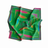 Pañuelo cuadrado de seda color verde con estampado abstracto multicolor y borde con diseño geométrico.