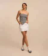 Minifalda blanca de sarga con bolsillos cargo laterales y lazo ajustable.