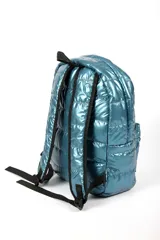 Mochila azul acolchada con cierre superior y bolsillo frontal con cierre.