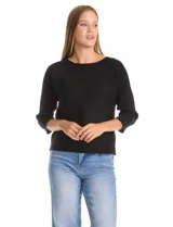 Buzo de silueta relajada confeccionado en tejido acanalado, con cuello redondo y mangas tres cuartos estilo japonés. Presenta un diseño fluido y cómodo.