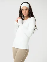 Remera manga larga de entrenamiento color blanco, de cuello redondo y calce ajustado. Cuenta con tecnología Aircool de secado rápido y orificios para el pulgar en los puños.