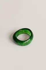 Brazalete rígido de resina en color verde con efecto marmolado.