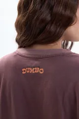 Remera de manga corta color marrón con efecto acid wash, corte holgado y estampa frontal de Dumbo de Disney.