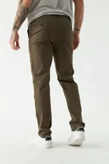Pantalón chino clásico azul marino para hombre, de corte slim, con logo bordado y pasacinto.