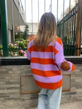 Cárdigan tejido de lana merino color lila con rayas verticales color naranja.