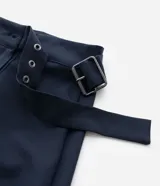 Pollera midi de corte sastre cruzada, color azul marino, confeccionada en crepé con elastano y viscosa. Cuenta con cierre lateral y detalle de hebilla en la cintura.