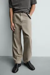 Pantalón balloon fit de algodón con efecto lavado, corte holgado y diseño tipo cargo. Cuenta con bolsillos delanteros, bolsillos traseros de parche y trabillas para cinturón.