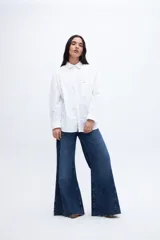 Camisa celeste de algodón con cuello solapa clásico, manga larga con puños abotonados, calce relaxed y bolsillo cuadrado en el pecho.