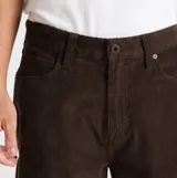 Pantalón de corte recto confeccionado en pana color marrón, con cierre de botón y cremallera, bolsillos laterales y traseros.