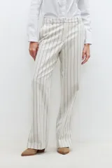 Pantalón de vestir color beige con rayas verticales negras, de corte recto y tiro alto.